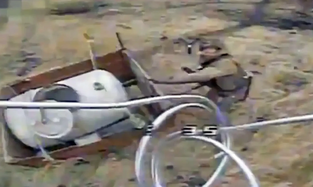 Δραματικό: Ουκρανικό drone κυνηγά Ρώσο στρατιώτη ενώ αυτός προσπαθεί να το ρίξει με κλαδί (Βίντεο)